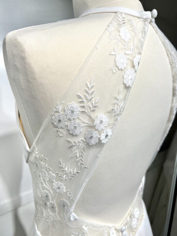 Robe de mariée Angeola Tenerife en dentelle florale avec un corsage structuré, dos nu, jupe fluide en mousseline et traîne élégante.