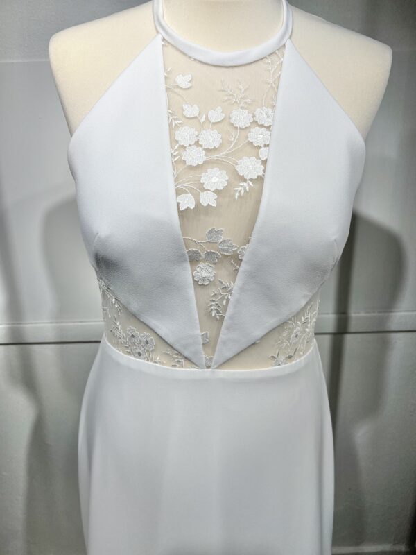 Robe de mariée Angeola Tenerife en dentelle florale avec un corsage structuré, dos nu, jupe fluide en mousseline et traîne élégante.