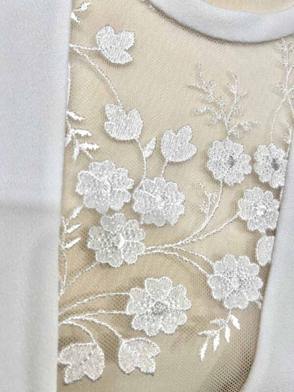 Robe de mariée Angeola Tenerife en dentelle florale avec un corsage structuré, dos nu, jupe fluide en mousseline et traîne élégante.