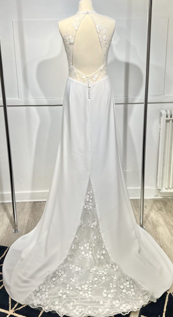 Robe de mariée Angeola Tenerife en dentelle florale avec un corsage structuré, dos nu, jupe fluide en mousseline et traîne élégante.