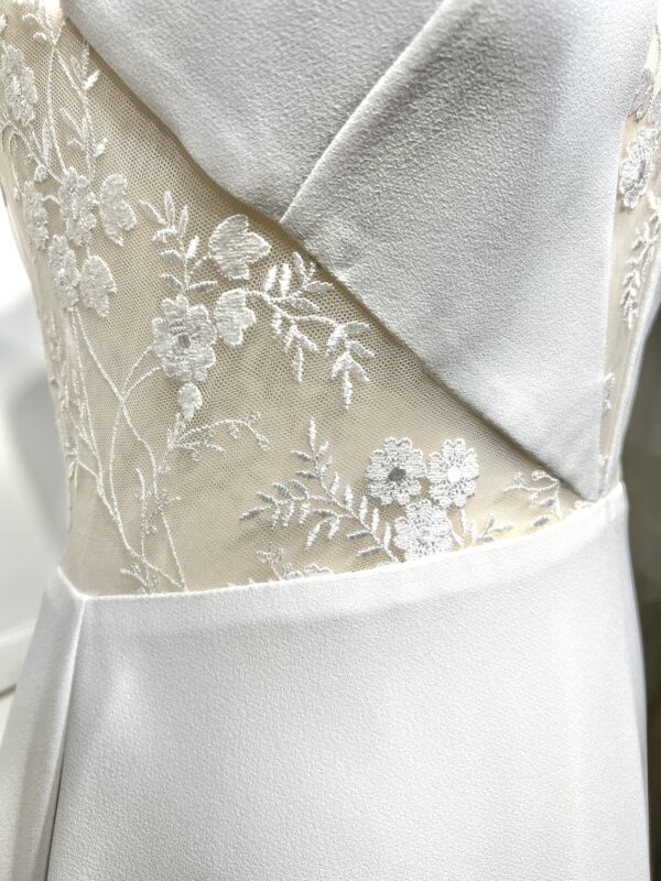 Robe de mariée Angeola Tenerife en dentelle florale avec un corsage structuré, dos nu, jupe fluide en mousseline et traîne élégante.