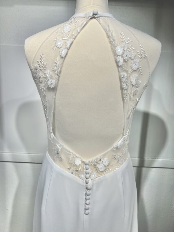 Robe de mariée Angeola Tenerife en dentelle florale avec un corsage structuré, dos nu, jupe fluide en mousseline et traîne élégante.