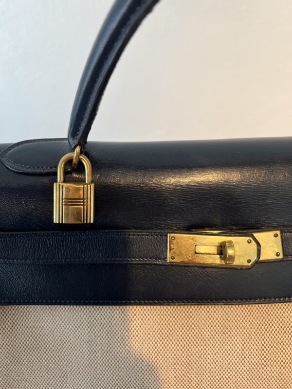 Sac Kelly Retourné 35 cm Hermès en toile H et veau box bleu marine, avec bijouterie en métal plaqué or et doublure en chèvre bleu marine. Modèle vintage circa 1970 avec accessoires d'origine.