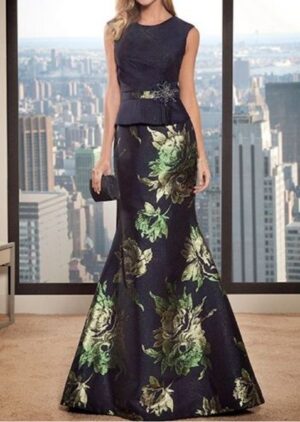 Robe longue bleu marine avec motif floral doré et vert, encolure bateau et jupe sirène évasée, ceinture ornée de sequins.