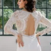 Robe de mariée Tina d’Angeola en tulle illusion avec broderies florales, décolleté en dentelle et ceinture géométrique.