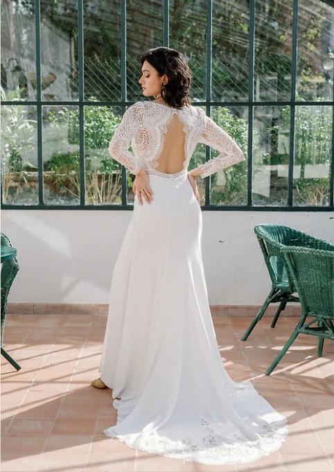 Robe de mariée Tina d’Angeola en tulle illusion avec broderies florales, décolleté en dentelle et ceinture géométrique.