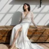 Robe de mariée Tina d’Angeola en tulle illusion avec broderies florales, décolleté en dentelle et ceinture géométrique.