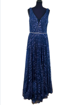 Robe de soirée longue bleu marine ornée de sequins scintillants, avec décolleté en V et silhouette fluide.