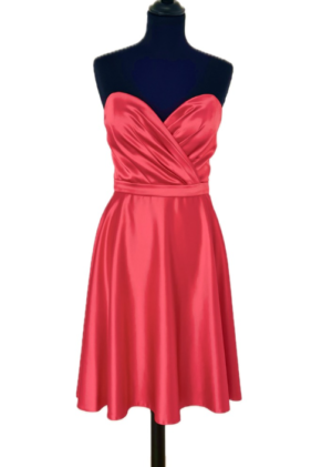 Robe de cocktail courte en satin rouge, avec un bustier cœur drapé et une ceinture fine, offrant une coupe fluide et moderne.