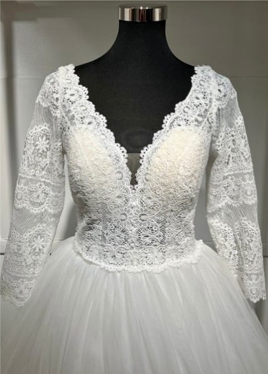 Robe de mariée élégante, manches longues en dentelle, décolleté en V, jupe en tulle fluide.