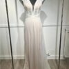 Robe de mariée moderne avec bustier en dentelle blanche, manches courtes, décolleté en V et jupe longue fluide en tissu vaporeux