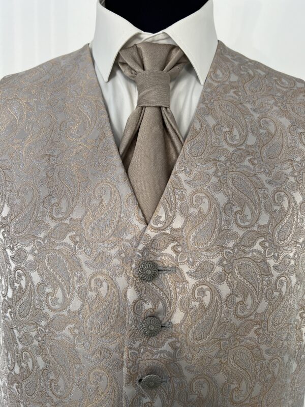 Costume trois pièces Enzo Romano gris rosé avec veste à col officier, gilet assorti à motifs subtils et pantalon ajusté, parfait pour un mariage élégant.