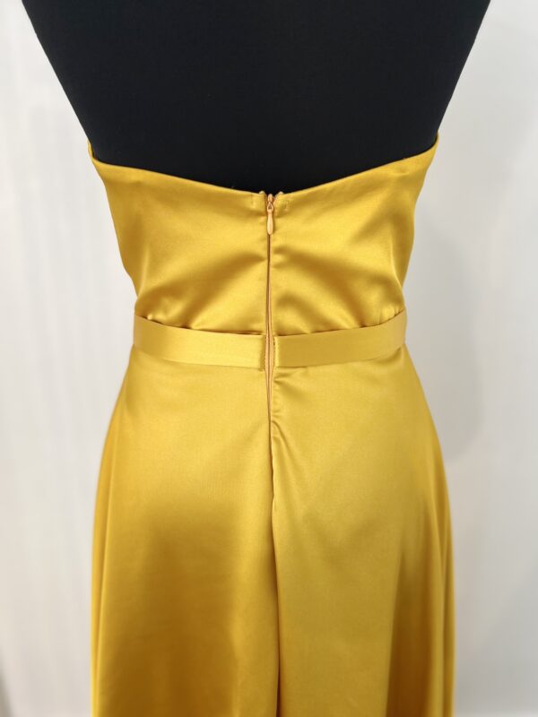 Robe de cocktail longue en satin jaune, sans manches, ajustée au buste avec une coupe fluide et un tombé élégant jusqu’au sol.