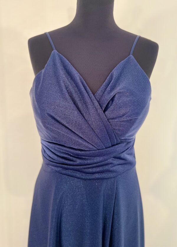 Robe de cocktail longue bleu marine scintillante avec une coupe fluide, un tissu lumineux et une silhouette élégante, idéale pour une soirée raffinée.