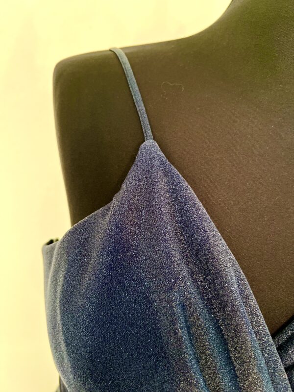 Robe de cocktail longue bleu marine scintillante avec une coupe fluide, un tissu lumineux et une silhouette élégante, idéale pour une soirée raffinée.