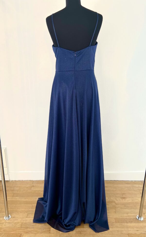 Robe de cocktail longue bleu marine scintillante avec une coupe fluide, un tissu lumineux et une silhouette élégante, idéale pour une soirée raffinée.