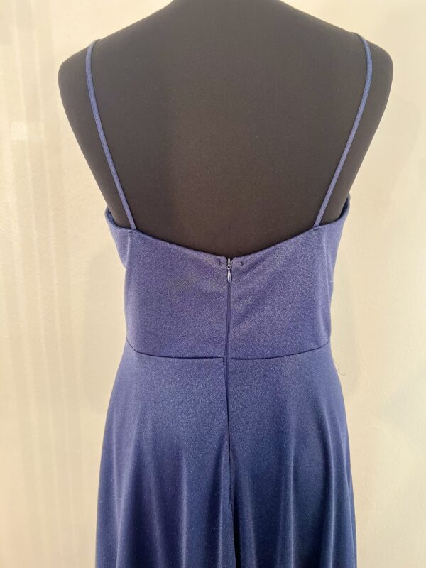 Robe de cocktail longue bleu marine scintillante avec une coupe fluide, un tissu lumineux et une silhouette élégante, idéale pour une soirée raffinée.