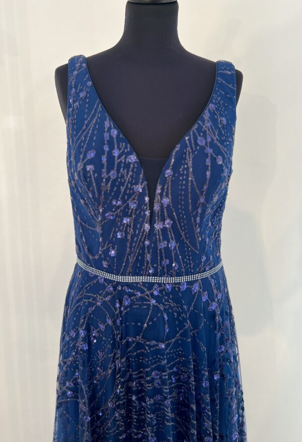 Robe de soirée longue bleu marine ornée de sequins scintillants, avec décolleté en V et silhouette fluide.