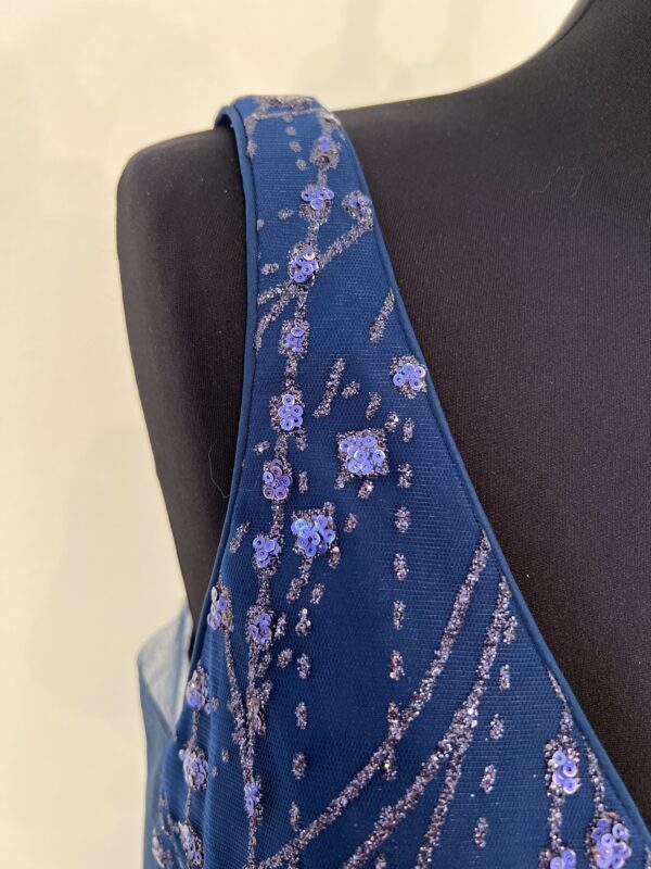 Robe de soirée longue bleu marine ornée de sequins scintillants, avec décolleté en V et silhouette fluide.
