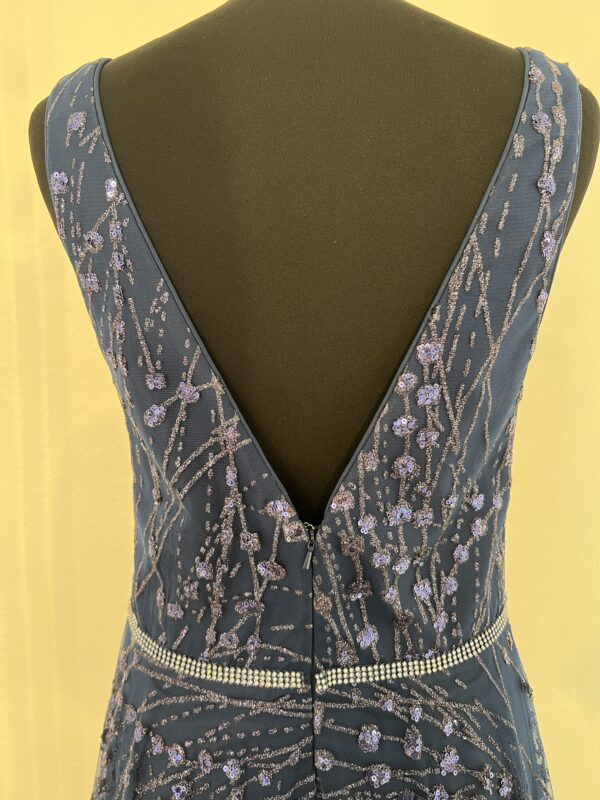 Robe de soirée longue bleu marine ornée de sequins scintillants, avec décolleté en V et silhouette fluide.