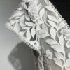 Robe de mariée avec bustier en tulle illusion, broderies florales blanches, décolleté en dentelle et manches cap.