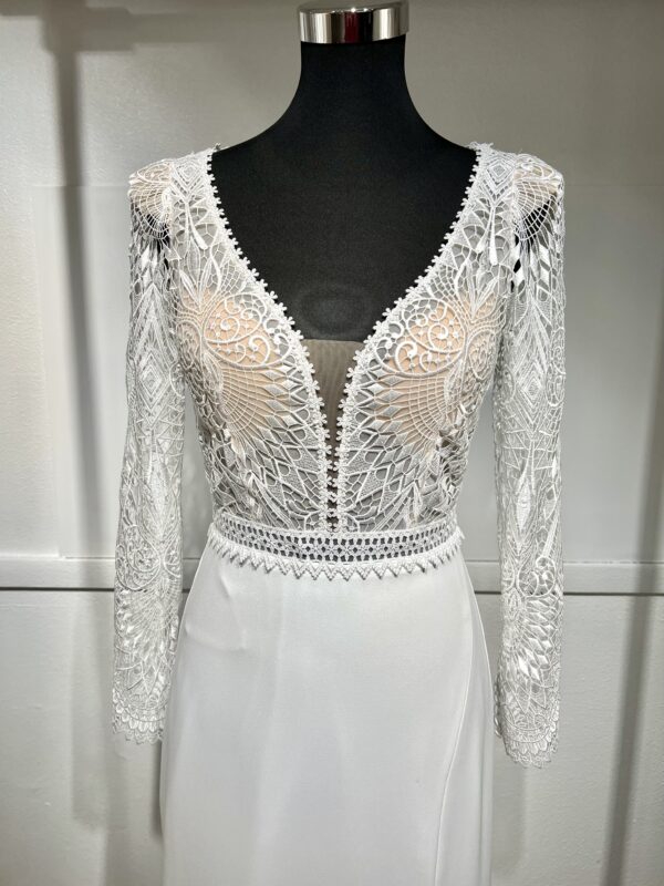 Robe de mariée Tina d’Angeola en tulle illusion avec broderies florales, décolleté en dentelle et ceinture géométrique.