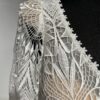 Robe de mariée Tina d’Angeola en tulle illusion avec broderies florales, décolleté en dentelle et ceinture géométrique.