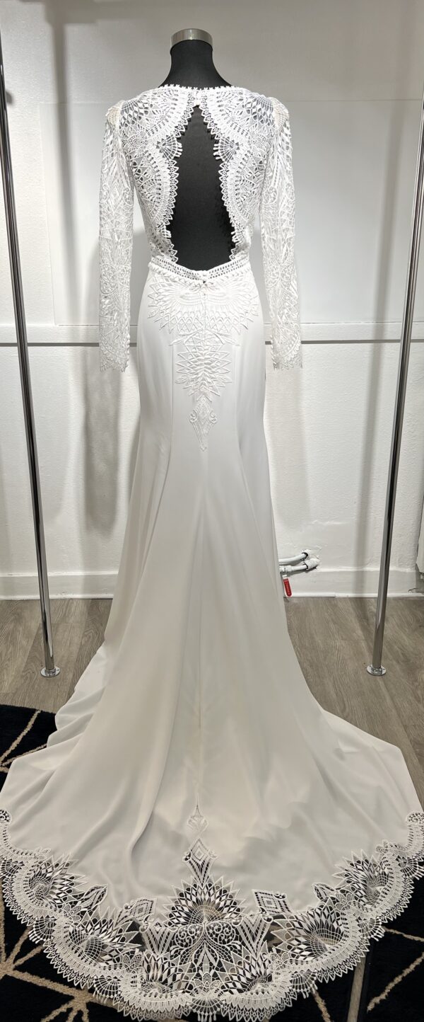 Robe de mariée Tina d’Angeola en tulle illusion avec broderies florales, décolleté en dentelle et ceinture géométrique.