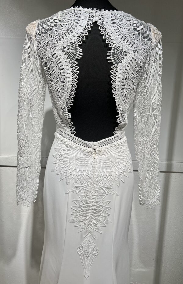 Robe de mariée Tina d’Angeola en tulle illusion avec broderies florales, décolleté en dentelle et ceinture géométrique.