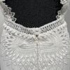 Robe de mariée Tina d’Angeola en tulle illusion avec broderies florales, décolleté en dentelle et ceinture géométrique.