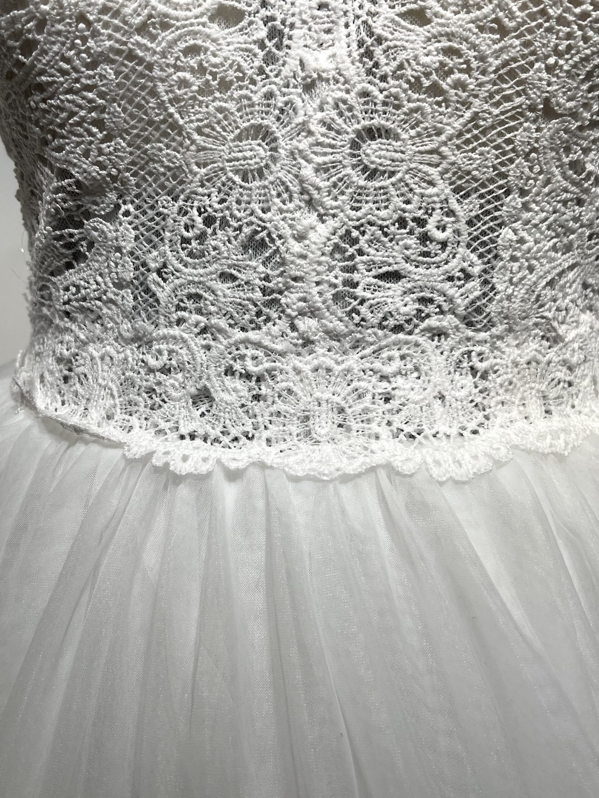 Robe de mariée élégante, manches longues en dentelle, décolleté en V, jupe en tulle fluide.