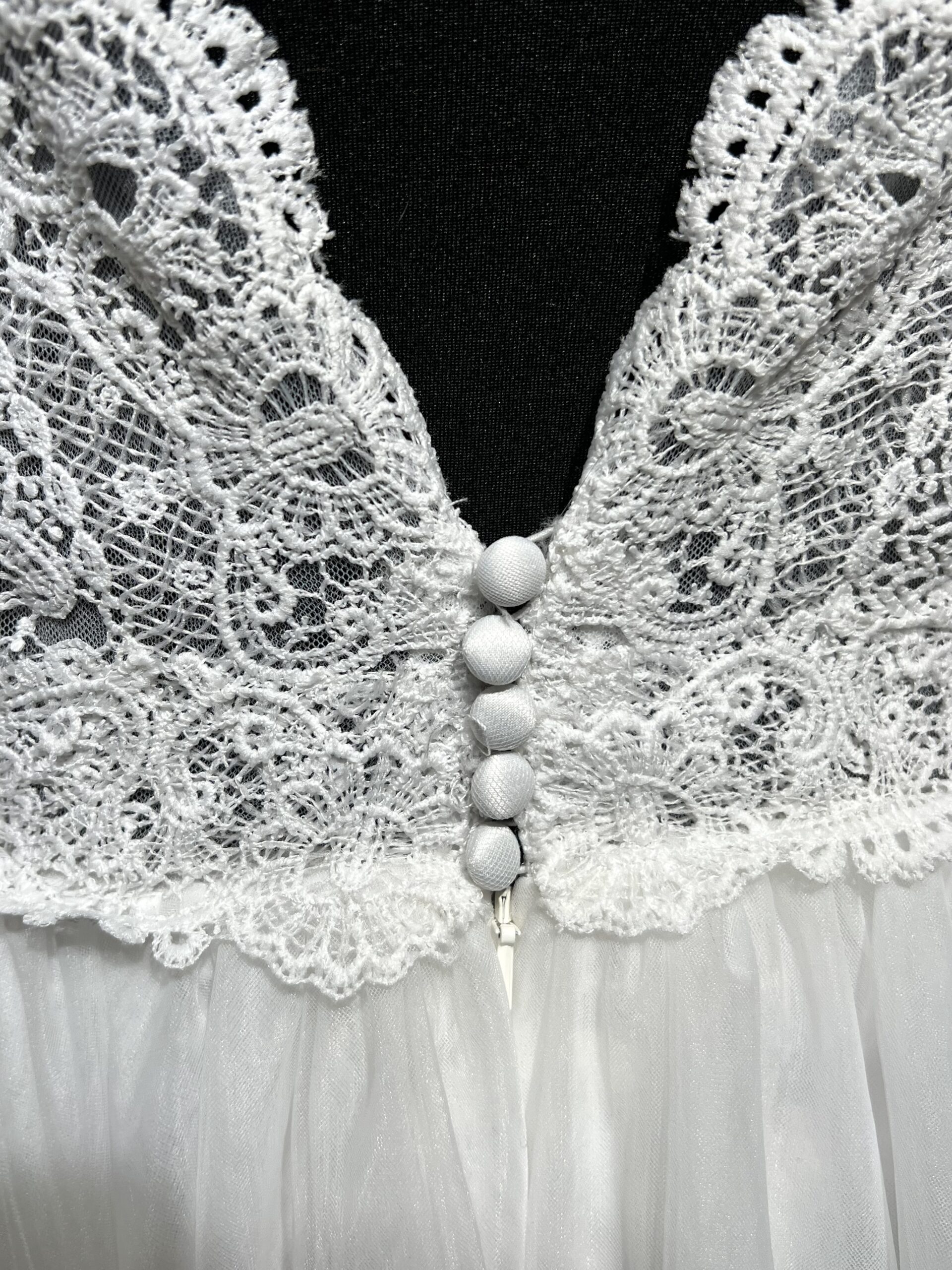 Robe de mariée élégante, manches longues en dentelle, décolleté en V, jupe en tulle fluide.