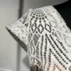 Robe de mariée moderne avec bustier en dentelle blanche, manches courtes, décolleté en V et jupe longue fluide en tissu vaporeux