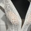 Robe de mariée moderne avec bustier en dentelle blanche, manches courtes, décolleté en V et jupe longue fluide en tissu vaporeux