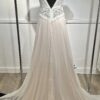 Robe de mariée moderne avec bustier en dentelle blanche, manches courtes, décolleté en V et jupe longue fluide en tissu vaporeux