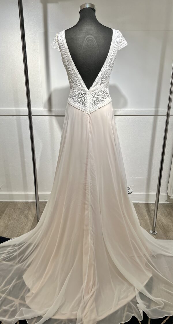 Robe de mariée moderne avec bustier en dentelle blanche, manches courtes, décolleté en V et jupe longue fluide en tissu vaporeux