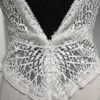 Robe de mariée moderne avec bustier en dentelle blanche, manches courtes, décolleté en V et jupe longue fluide en tissu vaporeux