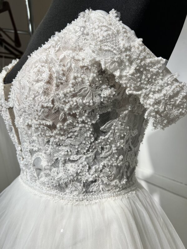 Robe de mariée trapèze Justin Alexander avec bustier cœur, bretelles tombantes, dentelle perlée et fente élégante