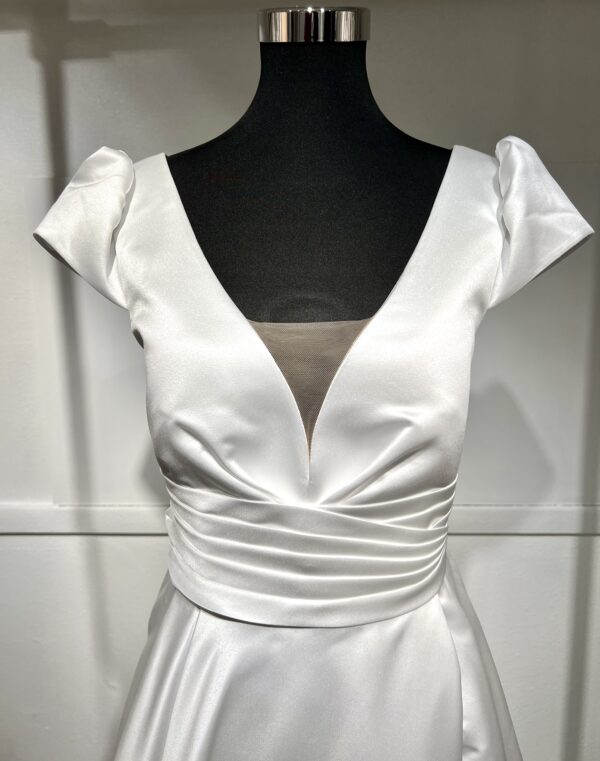 Robe de mariée moderne Topaze par Angeola, avec décolleté en V, fente élégante et jupe fluide