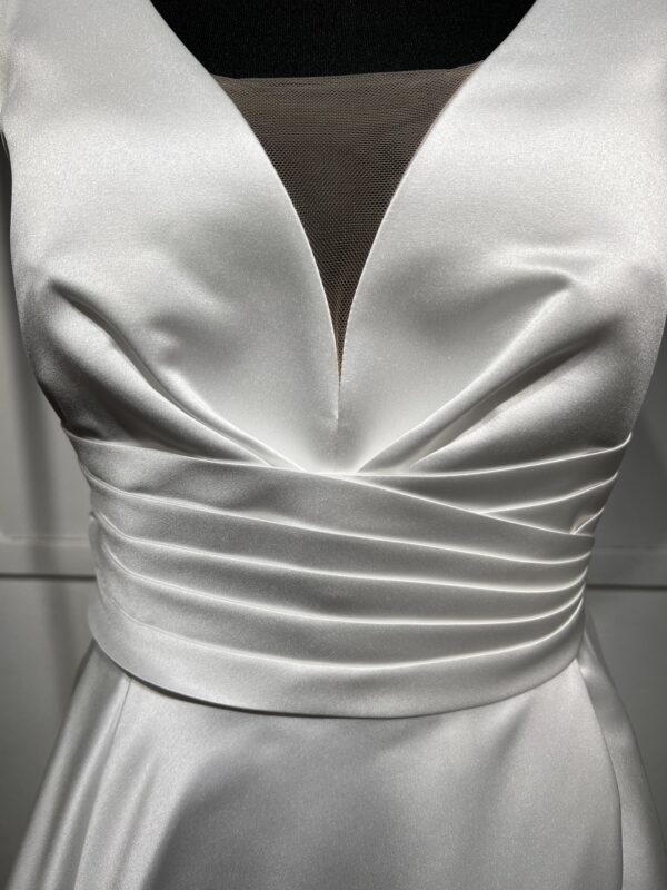 Robe de mariée moderne Topaze par Angeola, avec décolleté en V, fente élégante et jupe fluide