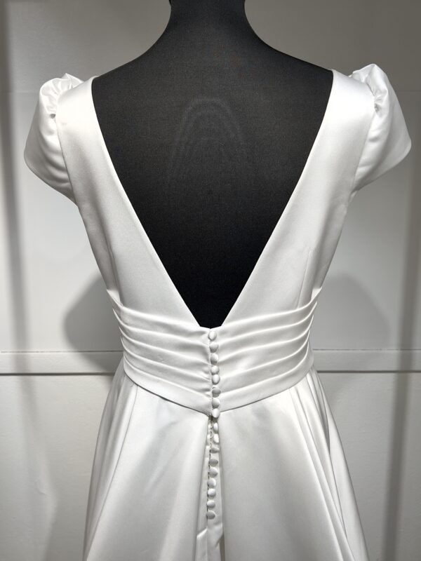 Robe de mariée moderne Topaze par Angeola, avec décolleté en V, fente élégante et jupe fluide