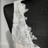 La robe de mariée Tiara avec décolleté en V, bustier en dentelle, ceinture perlée et jupe fluide en satin