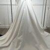 La robe de mariée Tiara avec décolleté en V, bustier en dentelle, ceinture perlée et jupe fluide en satin