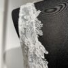 La robe de mariée Tiara avec décolleté en V, bustier en dentelle, ceinture perlée et jupe fluide en satin