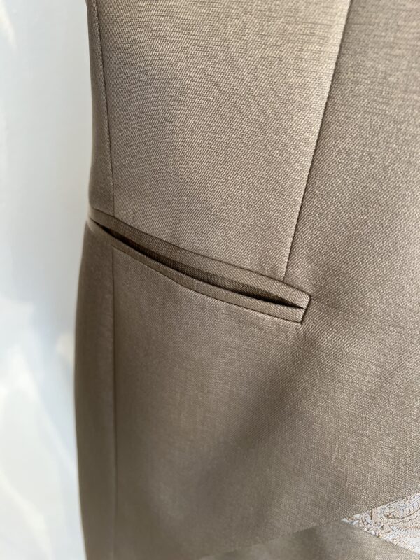 Costume trois pièces Enzo Romano gris rosé avec veste à col officier, gilet assorti à motifs subtils et pantalon ajusté, parfait pour un mariage élégant.