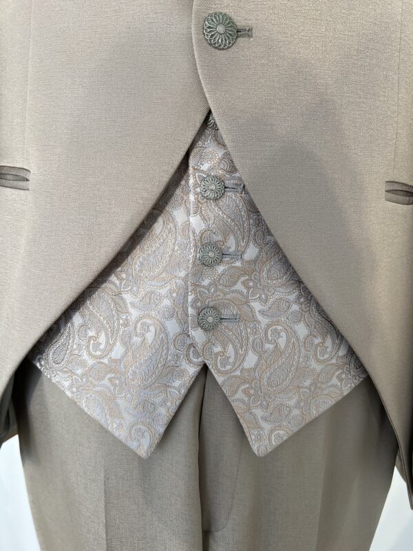 Costume trois pièces Enzo Romano gris rosé avec veste à col officier, gilet assorti à motifs subtils et pantalon ajusté, parfait pour un mariage élégant.