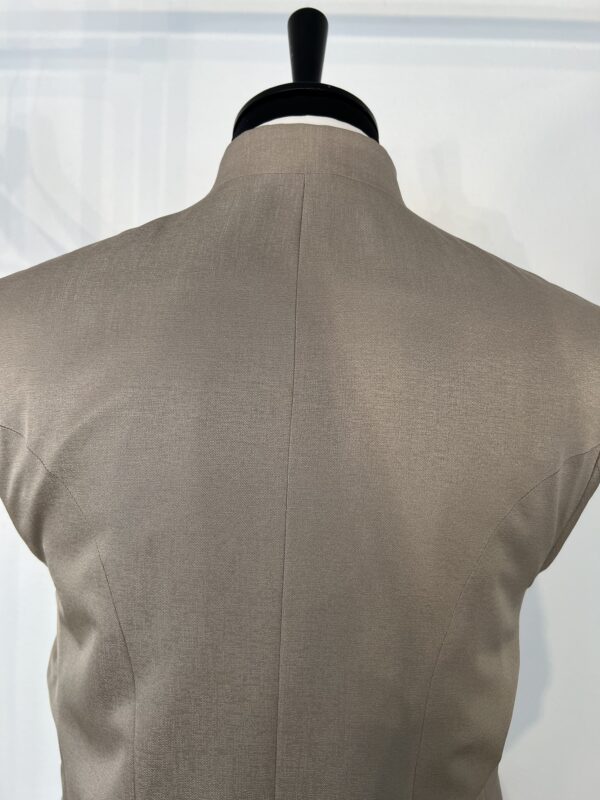 Costume trois pièces Enzo Romano gris rosé avec veste à col officier, gilet assorti à motifs subtils et pantalon ajusté, parfait pour un mariage élégant.
