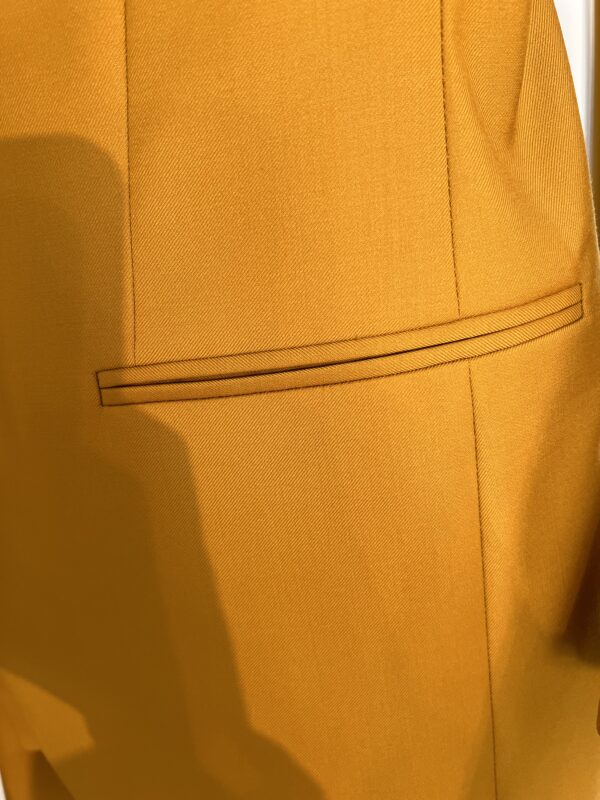 Costume trois pièces jaune moutarde Enzo Romano avec veste structurée, gilet orné de quatre boutons et pantalon à coupe ajustée, accompagné d'une cravate assortie à motifs.