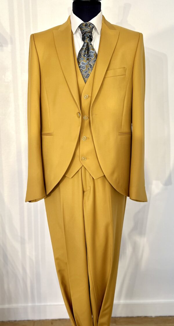 Costume trois pièces jaune moutarde Enzo Romano avec veste structurée, gilet orné de quatre boutons et pantalon à coupe ajustée, accompagné d'une cravate assortie à motifs.
