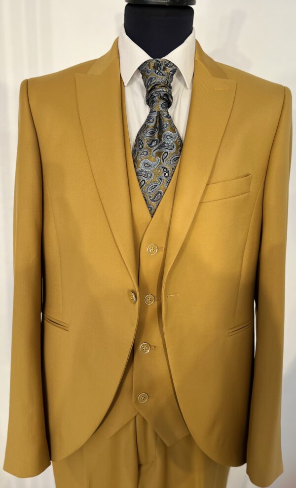 Costume trois pièces jaune moutarde Enzo Romano avec veste structurée, gilet orné de quatre boutons et pantalon à coupe ajustée, accompagné d'une cravate assortie à motifs.